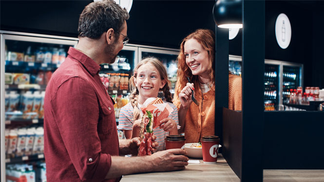 familj som äter på Circle K