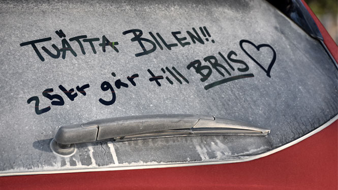 Bil med texten tvätta bilen 25 kr går till Bris