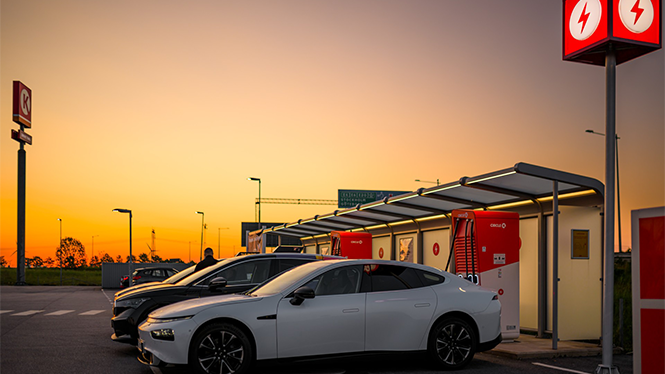 biIld av en bil med elladdning