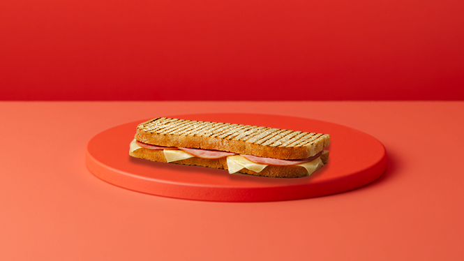 levain toast på röd bakgrund