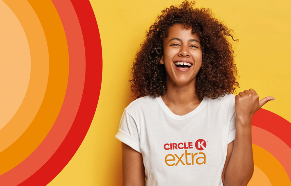 Tjej med Circle K EXTRA t-shirt