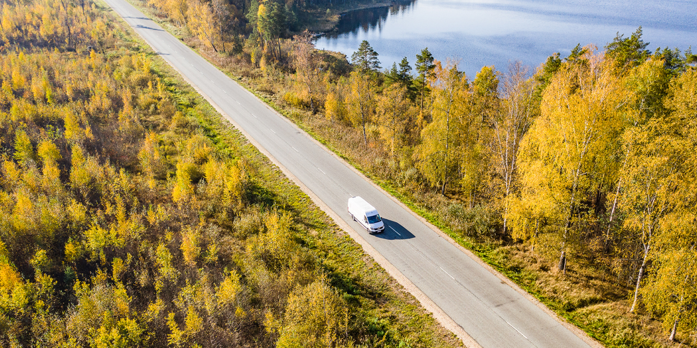 bil på väg i vacker miljö