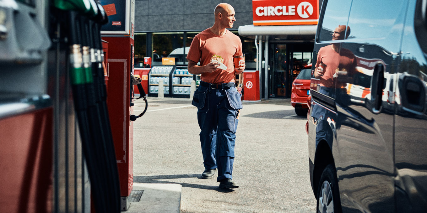 man på station