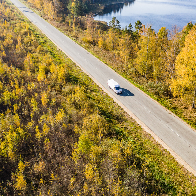 bil på väg i vacker miljö