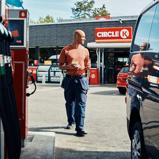 man på station