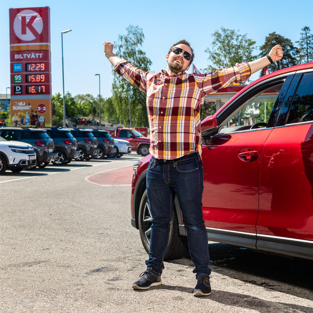 Man som stretchar på Circle K