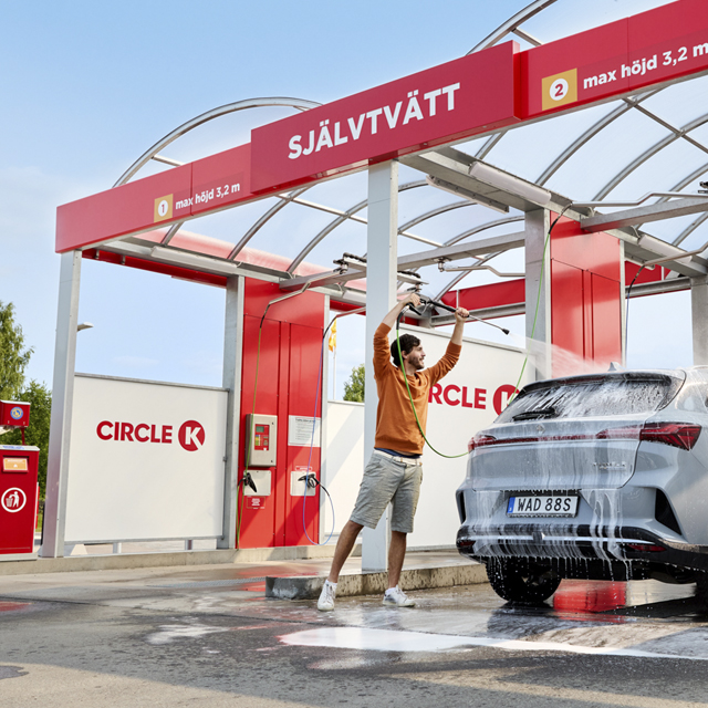 Man tvättar bilen  i självtvätten på Circle K