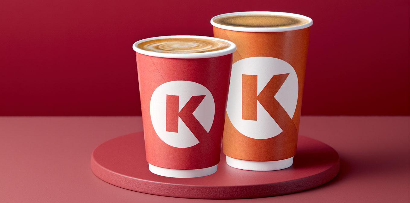 två kaffemuggar röd och orange